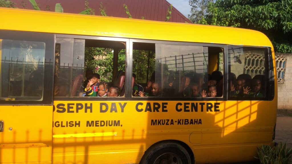 il pulmino della scuola di Mkuza con i suoi bambini pronti a partire