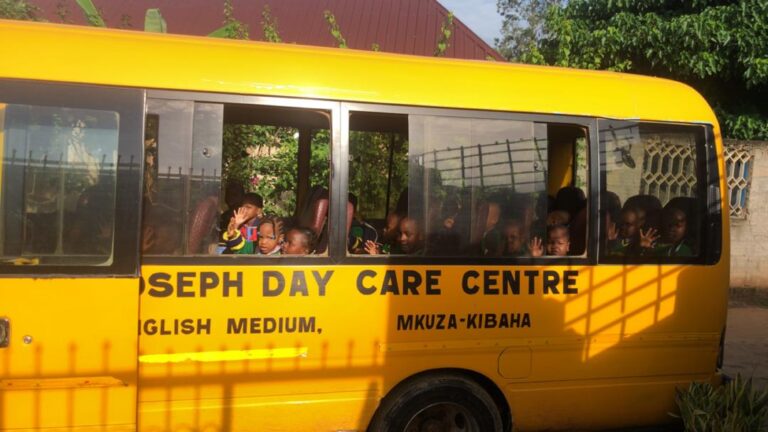 il pulmino della scuola di Mkuza con i suoi bambini pronti a partire